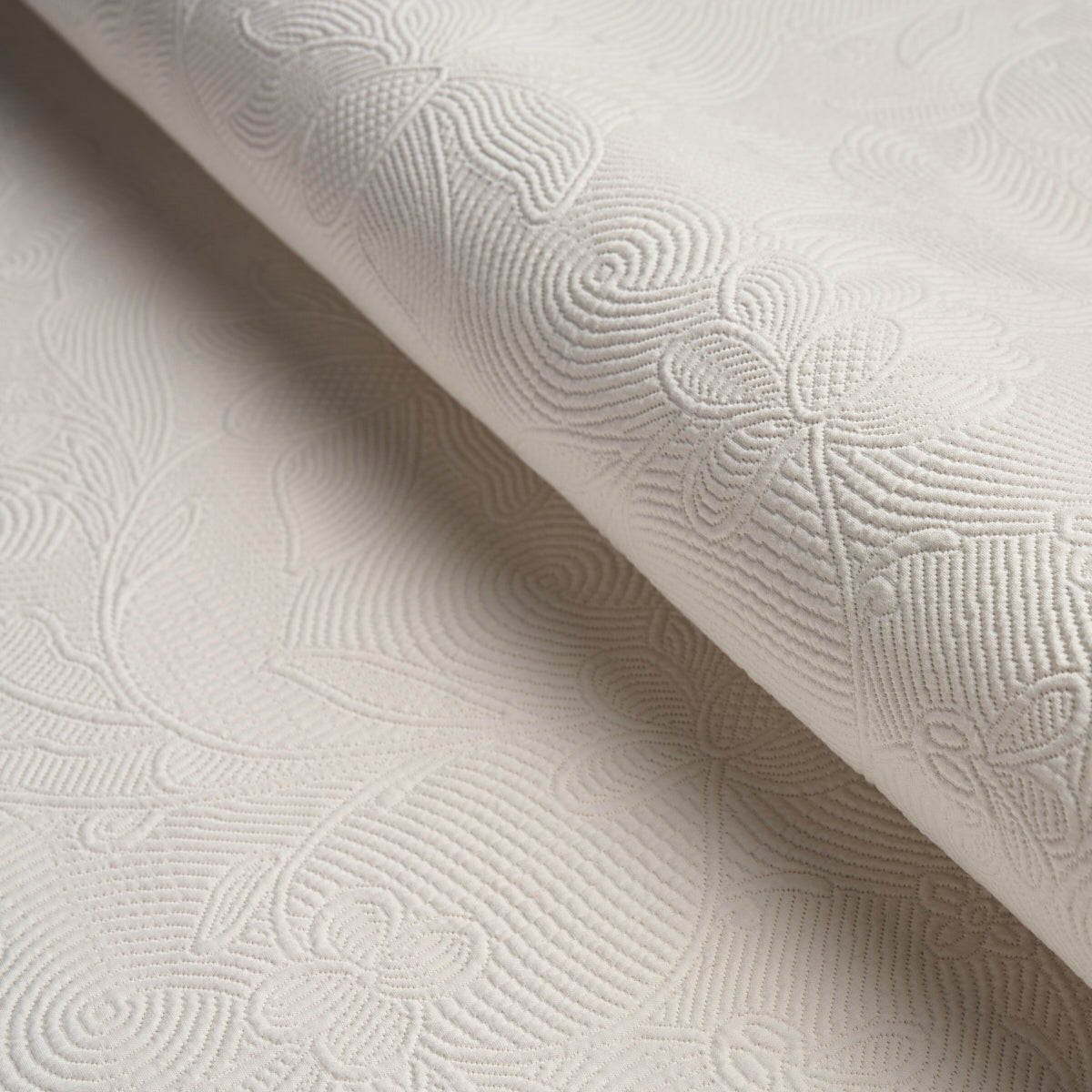QUILTED SCROLL MATELASSÉ IVORY